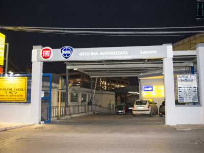 � ora il momento di dirigerci in viale Domenico Cotugno 19, nei pressi del centro sportivo Angiulli. Qui troviamo l�officina Sapone Vito, la cui struttura si differenzia parecchio rispetto a quelle incontrate fino ad ora...